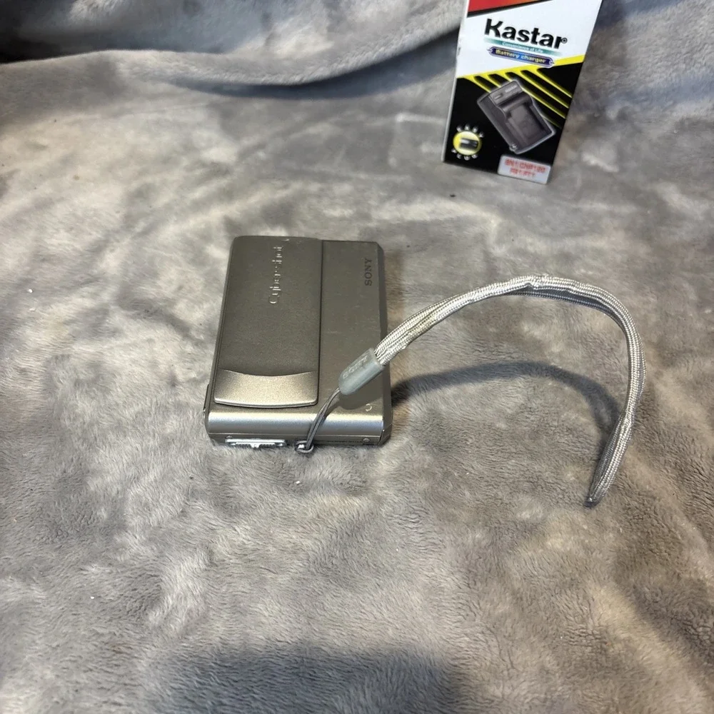 Sony Cyber-Shot DSC-T1 .Battery, Charger. Silver